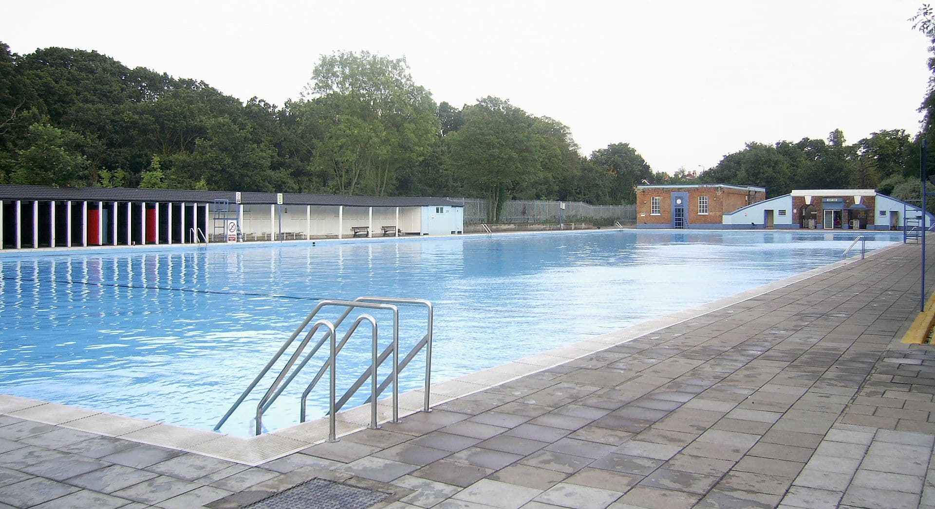 Swimming pool cleaning and maintenance in Dubai